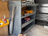 un petit espace de rangement à l'arrière d'une camionnette