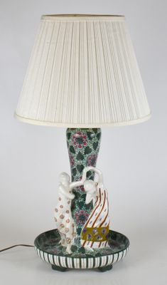 une lampe posée sur un plateau et surmontée d'un abat-jour