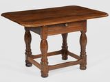 une vieille table en bois surmontée d'un tiroir