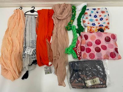 de nombreux types d'écharpes et de foulards accrochés à un mur