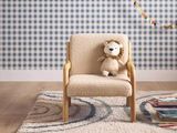 un ours en peluche assis sur une chaise dans une pièce