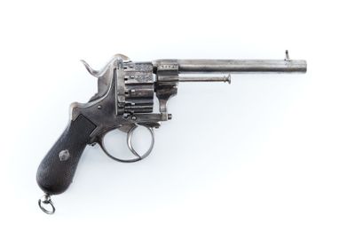 gros plan d'un revolver sur fond blanc