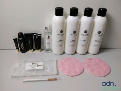 beaucoup de flacons de lotion et d'autres objets sur la table