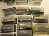 de nombreux types de voitures-jouets dans une vitrine