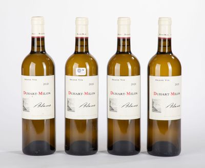 trois bouteilles de vin sont alignées sur une surface blanche