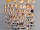un grand nombre de boutons sur une table