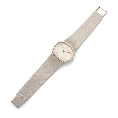 une image représentant une montre argentée au cadran blanc sur fond blanc