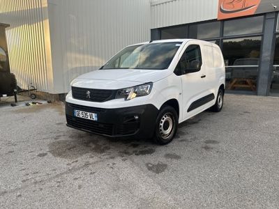 une camionnette blanche garée devant un bâtiment