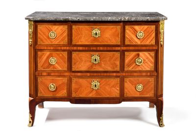 une commode surmontée d'un plateau en marbre