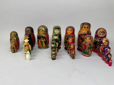 a lot of wooden dolls that are lined up together