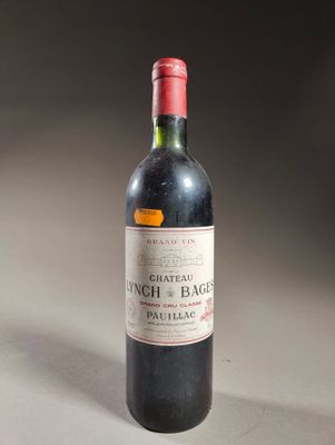 une bouteille de vin posée sur une table