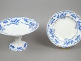 une paire de plats en porcelaine bleue et blanche et un saladier sur pied