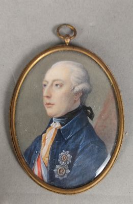 deux portraits miniatures d'un homme vêtu d'un costume bleu et d'une cravate