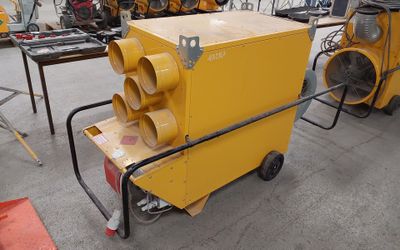 une machine jaune posée sur un chariot