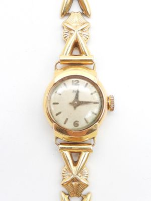 une image d'un gros plan d'une montre-bracelet sur une surface blanche