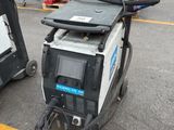 deux machines qui sont garées sur le parking