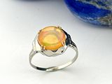une image représentant une bague avec une pierre orange au centre