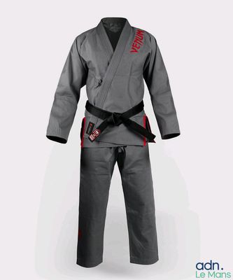un gros plan d'un kimono de karaté gris sur fond blanc