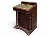 un vieux bureau en bois avec un plateau en marbre et des tiroirs