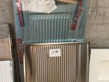 un petit évier en inox dans un coin de la pièce