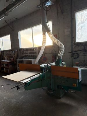 une image d'une machine qui travaille sur un morceau de bois