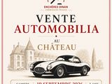 une affiche en noir et blanc représentant une vieille voiture