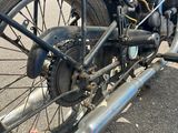une moto garée sur le côté de la route