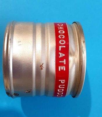 un gros plan d'un fût de bière posé sur une surface bleue