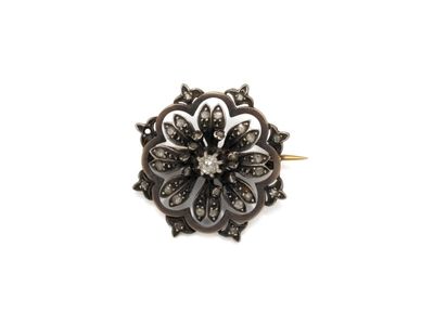 BROCHE en or 750 et argent 800 millièmes décorée d'une fleur…