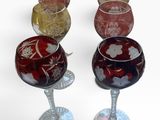 quatre verres à vin posés les uns à côté des autres sur une table