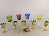 de nombreux verres en cristal de différentes couleurs posés sur une table