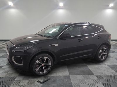 un SUV noir garé sur un sol en carrelage à damier dans un garage