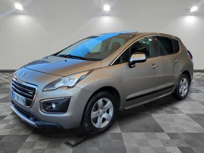 la voiture argentée est garée sur le sol en damier d'un garage