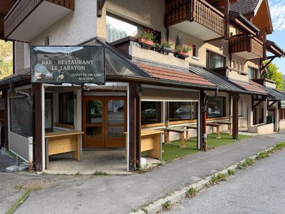 un immeuble qui abrite un restaurant donnant sur la rue