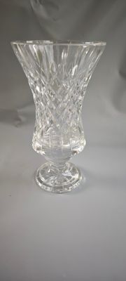 un vase en verre posé sur une table