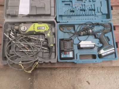 une boîte à outils avec des outils posés sur une table