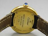 une image montrant un gros plan d'une montre-bracelet avec un œil bleu