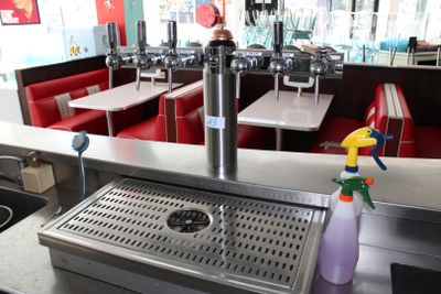 une photo d'un restaurant avec un évier et un comptoir