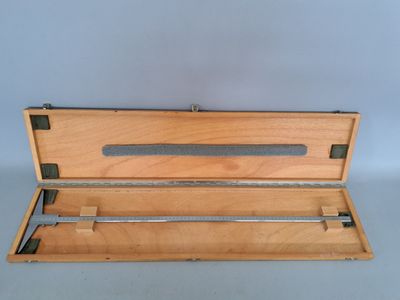 une boîte en bois contenant une paire de ciseaux