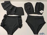 deux maillots de bain noirs ornés de volants