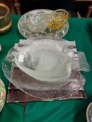 Service à poisson en verre moulé, centre de table, 4 cendriers et...