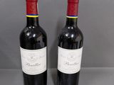 deux bouteilles de vin rouge posées l'une à côté de l'autre sur une table
