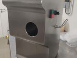 une machine posée sur le comptoir d'une cuisine
