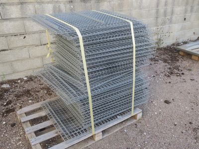 une palette sur laquelle sont empilées plusieurs cages