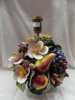 une figurine représentant des fruits et des fleurs dans un vase
