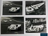 quatre photographies en noir et blanc de voitures de course sur un circuit