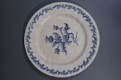 GIEN. Assiette en faïence à décor de chardons.