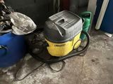 un aspirateur jaune et noir posé par terre