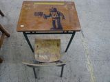 une table en bois sur laquelle se trouvent une chaise et un skateboard