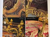 deux livres posés sur les accoudoirs des meubles du Louvre